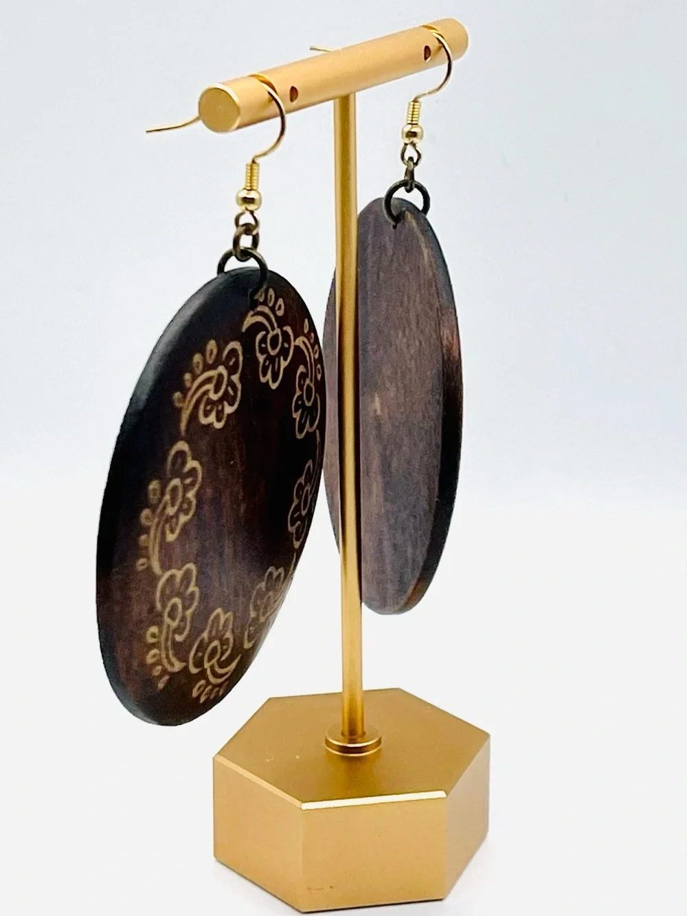 Vtg Boho Round Dark Brown Engraved Wooden Drop Dangle Earrings Floral Wreath